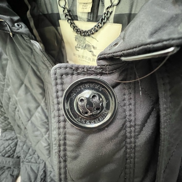 Classic Burberry quilted trench. Size 6 US. Loves but in fabulous shape. - Picture 6 of 7